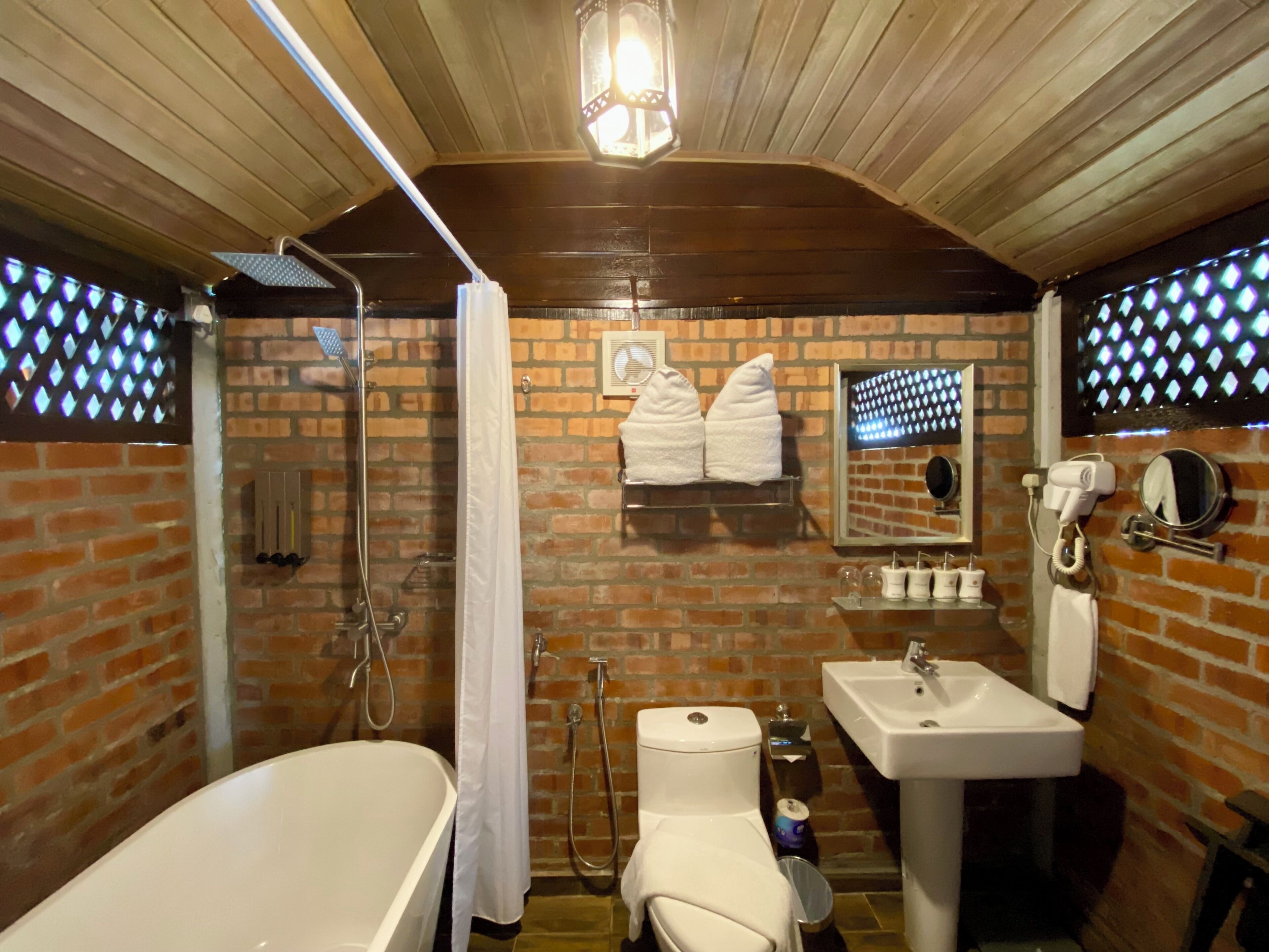 Une salle de bain avec une baignoire, des toilettes, un lavabo et une douche.