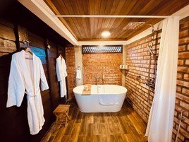 高级别墅, 阳台, 山景 | 浴室 | 独立的浴缸和淋浴、吹风机、拖鞋、毛巾