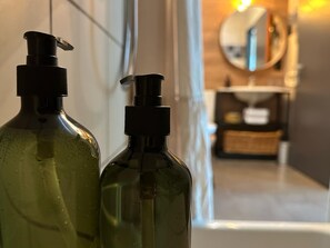 Kahden hengen comfort-huone, oma kylpyhuone, järven rannalla | Kylpyhuone | Suihku, hiustenkuivaaja, pyyhkeet, saippua