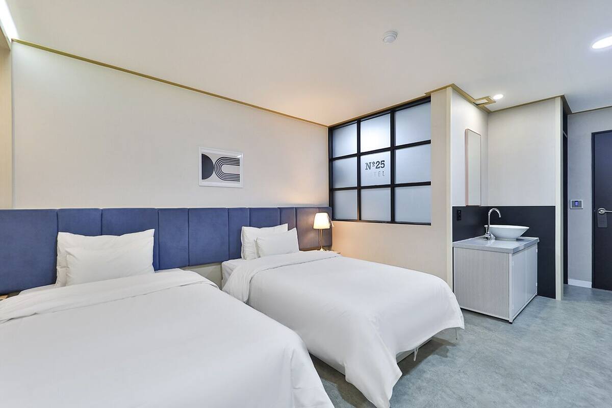 Phòng 2 giường đơn dành cho gia đình | Bộ đồ giường cao cấp, bàn, khu vực làm việc phù hợp cho laptop