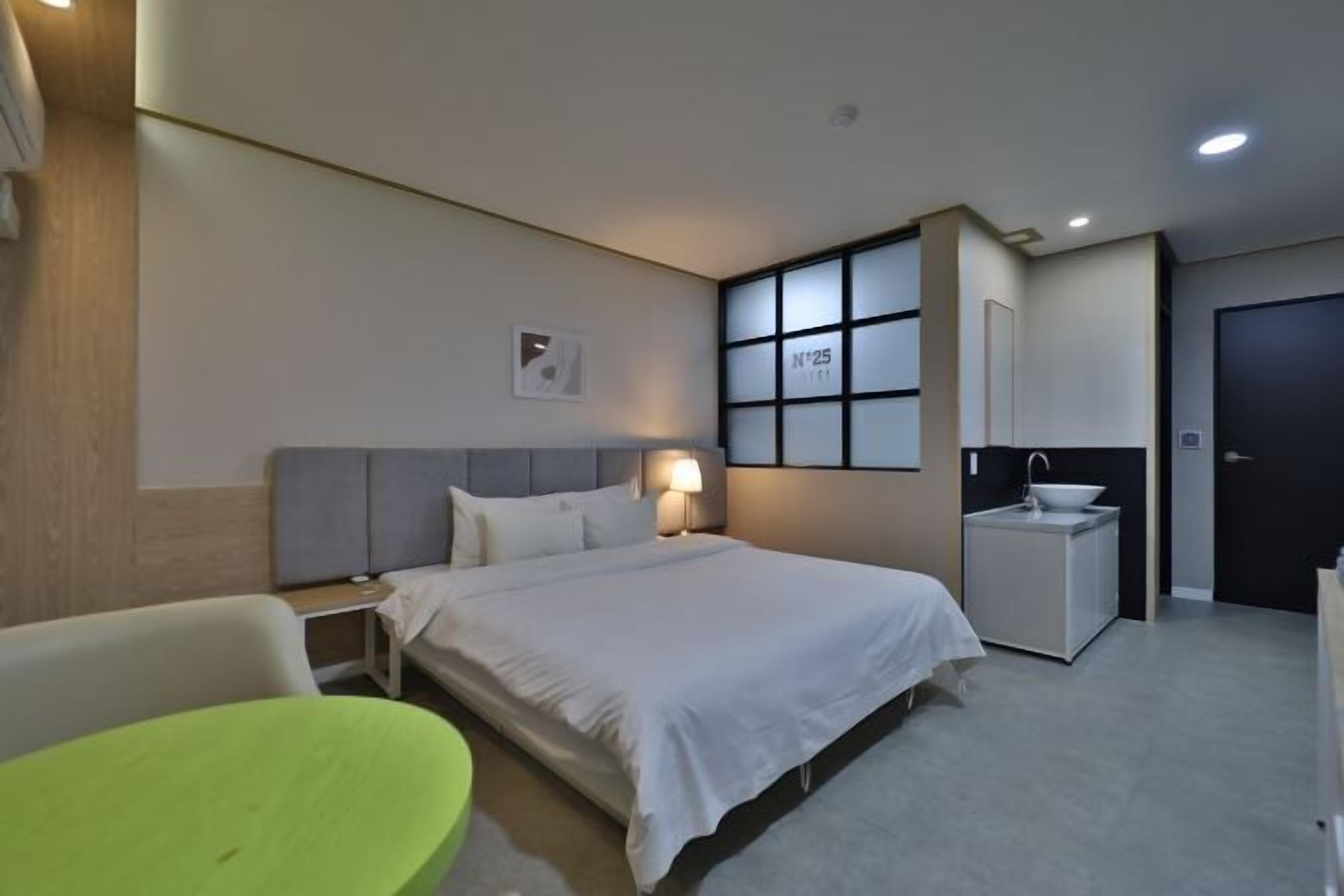 Luxe beddengoed, een bureau, een laptopwerkplek, geluiddichte muren