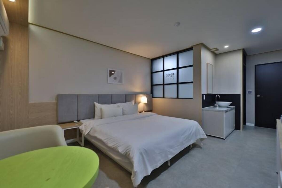 Luxe beddengoed, een bureau, een laptopwerkplek, geluiddichte muren