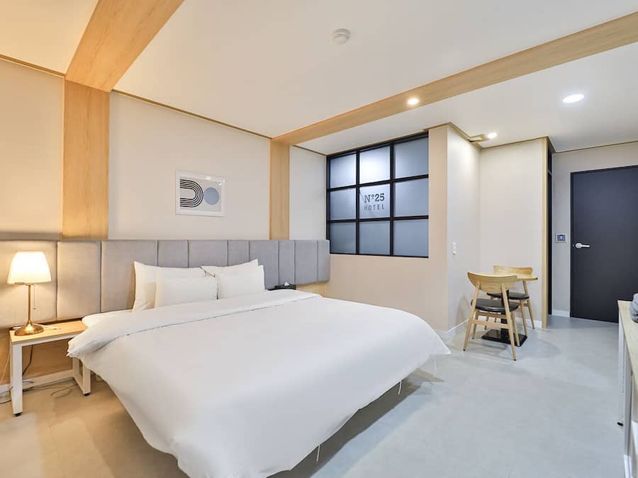 Standaard tweepersoonskamer | Luxe beddengoed, een bureau, een laptopwerkplek, geluiddichte muren