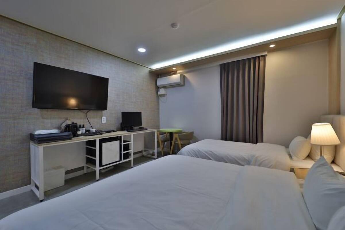 Luxe beddengoed, een bureau, een laptopwerkplek, geluiddichte muren