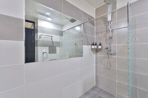 Premium Double Room | Bathroom | Free toiletries, hair dryer, bathrobes, slippers - No25 Samchunpo (Sacheon)