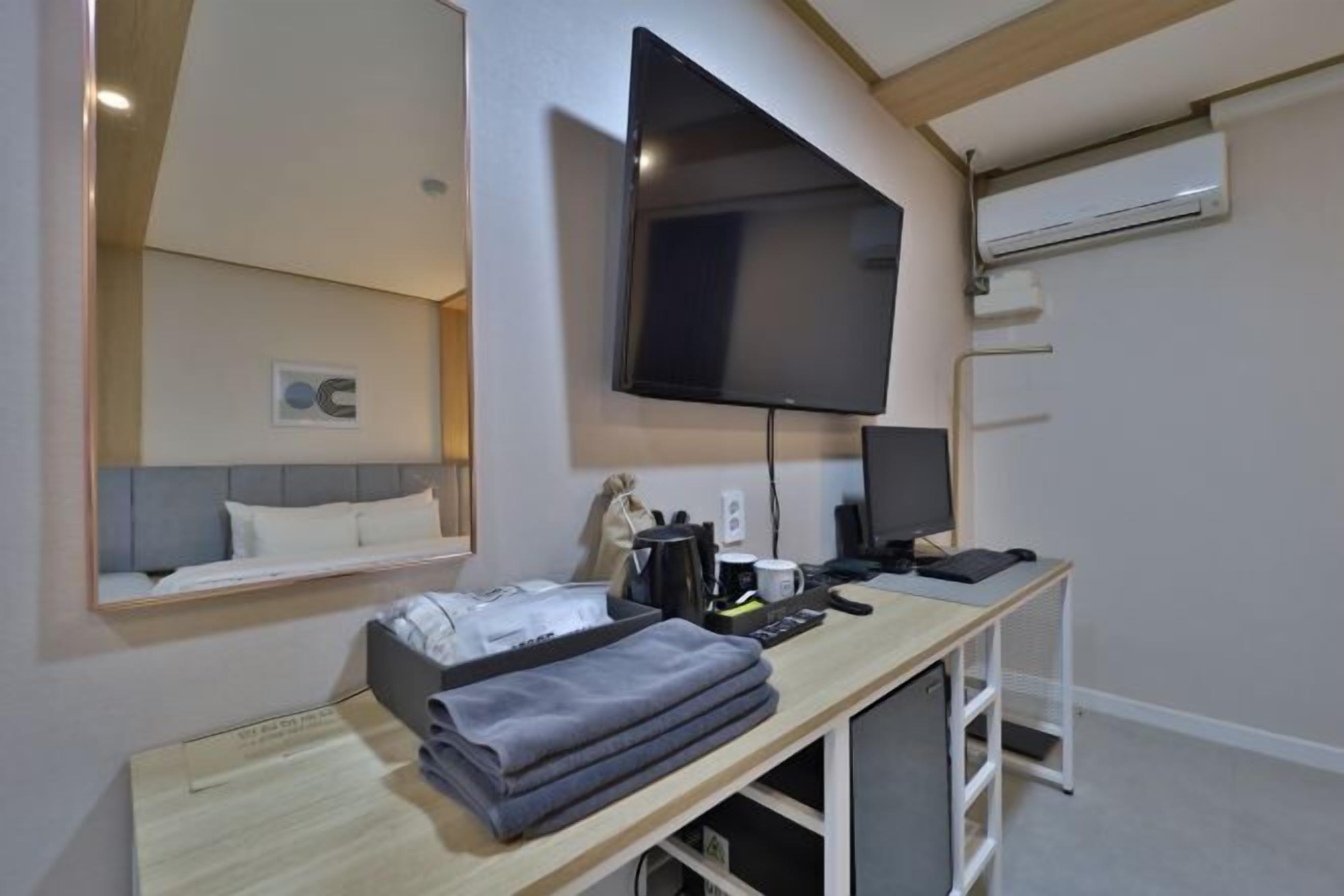 Luxe beddengoed, een bureau, een laptopwerkplek, geluiddichte muren