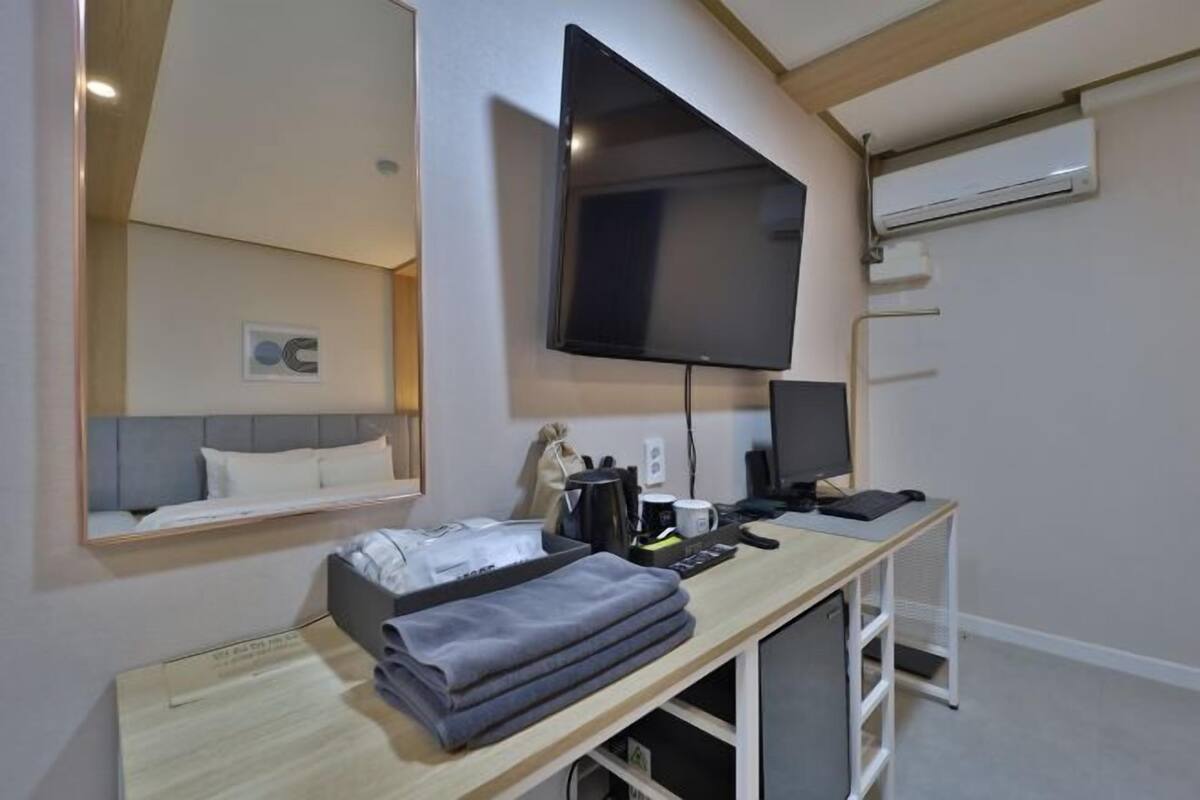 Luxe beddengoed, een bureau, een laptopwerkplek, geluiddichte muren