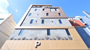 Un edificio moderno di un hotel con un evidente cartello 'No.25 Hotel'.