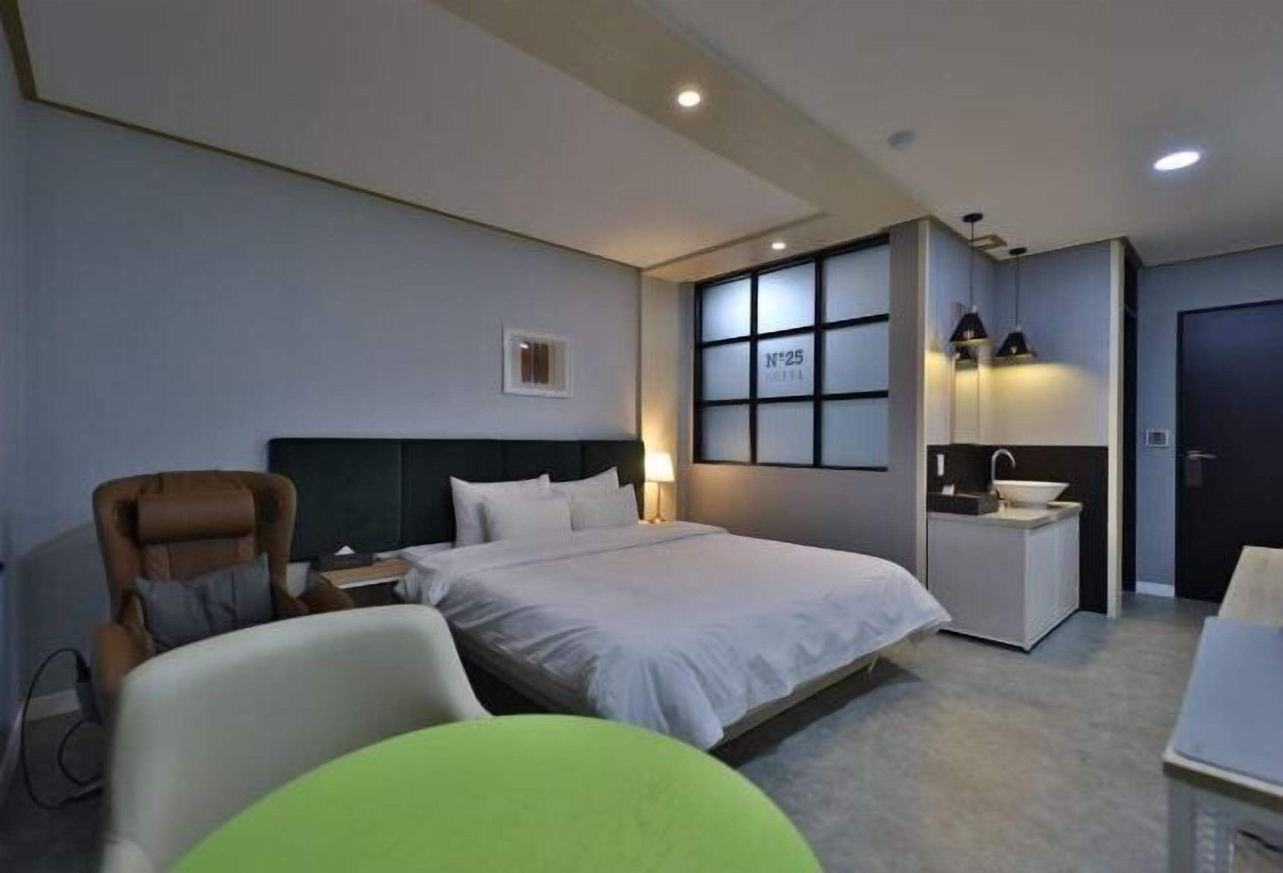 Luxe beddengoed, een bureau, een laptopwerkplek, geluiddichte muren