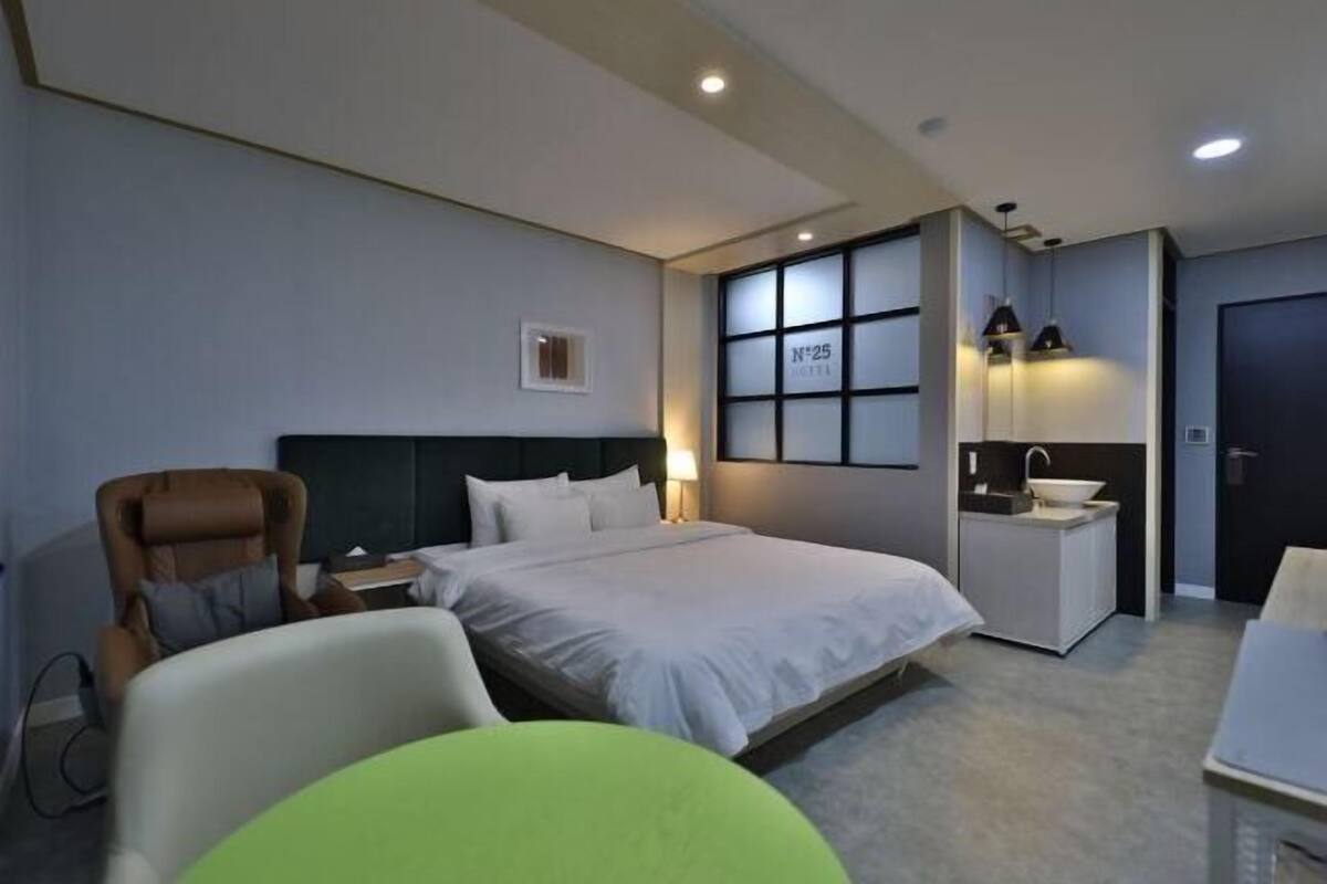 Luxe beddengoed, een bureau, een laptopwerkplek, geluiddichte muren