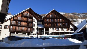A traditional wooden building with balconies and a sign indicating it is a hotel. - Grange Hike Ski - 19C Sestriere (Sauze di Cesana)
