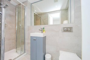 Haartrockner, Handtücher, Seife, Shampoo