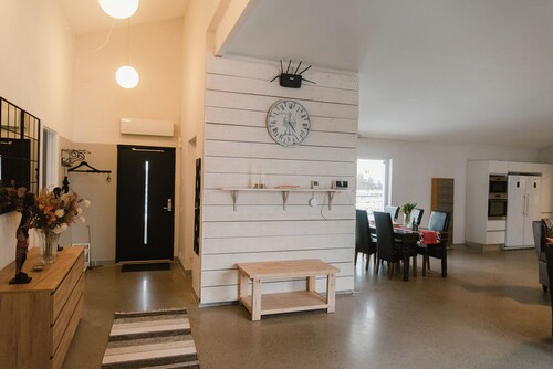 Modern Country home, close to beach/city