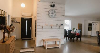 Modern Country home, close to beach/city