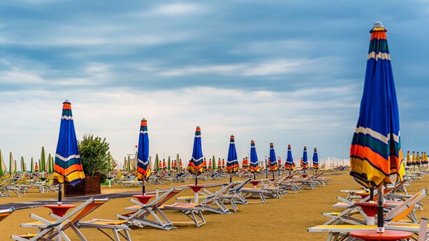 A beach with rows of sun loungers and colorful umbrellas. - Selene C1-7 in Bibione (San Michele al Tagliamento)