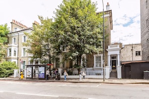 Exterior - Elegant Two Bedroom Flat in Redcliffe Gardens (London)