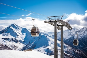 A cable car system in a mountainous area with snow-covered peaks and clear skies. - Grange Hike Ski - 38D Sestriere (Sauze di Cesana)