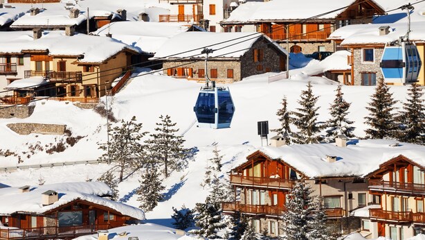 A snow-covered mountain village with wooden buildings, a ski lift, and pine trees. - Grange Hike Ski - 23C Sestriere (Sauze di Cesana)