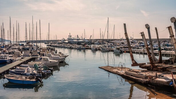 A marina with numerous boats docked, calm water, and a clear sky. - Il Sogno Di Silvana in Sanremo (Sanremo)