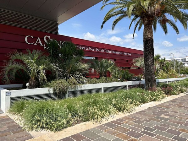 Property grounds - Air-Conditioned Apartment with Balcony and Parking Near Harbor - Fréjus (Fréjus)