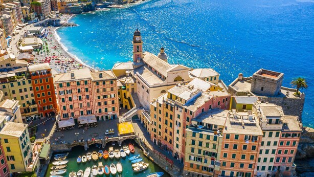 A coastal town with colorful buildings, a marina, and a clear blue sea. - Central Flat in Camogli (Camogli)