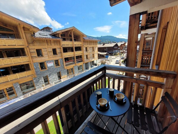 Outdoor dining - Renovated apartment center Les Gets, 4 pers, balcony (Les Gets)