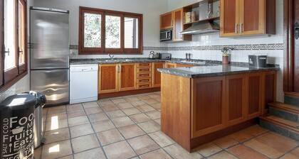 Casabra in Ador With 5 Bedrooms and 3 Bathrooms