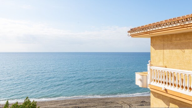 A coastal building with a balcony overlooking the sea. - El Morche in El Morche (Torrox)