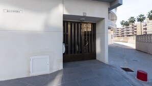A building entrance with a metal gate, a nameplate reading "ROTONDA", and a number "1" sign above the gate. - Sea Pearl in Daim s (Daimuz)