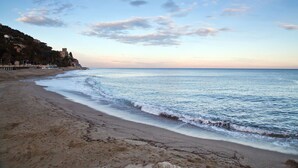 A beach with a pier and buildings on a hillside. - Spazioso App To Mare E Sport (Sanremo)