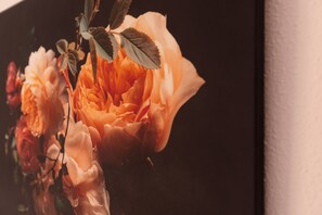 A close-up of a rose with a dark background. - Monteazul in Marbella (Marbella)