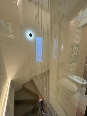 Douche, sèche-cheveux, bidet, serviettes fournies