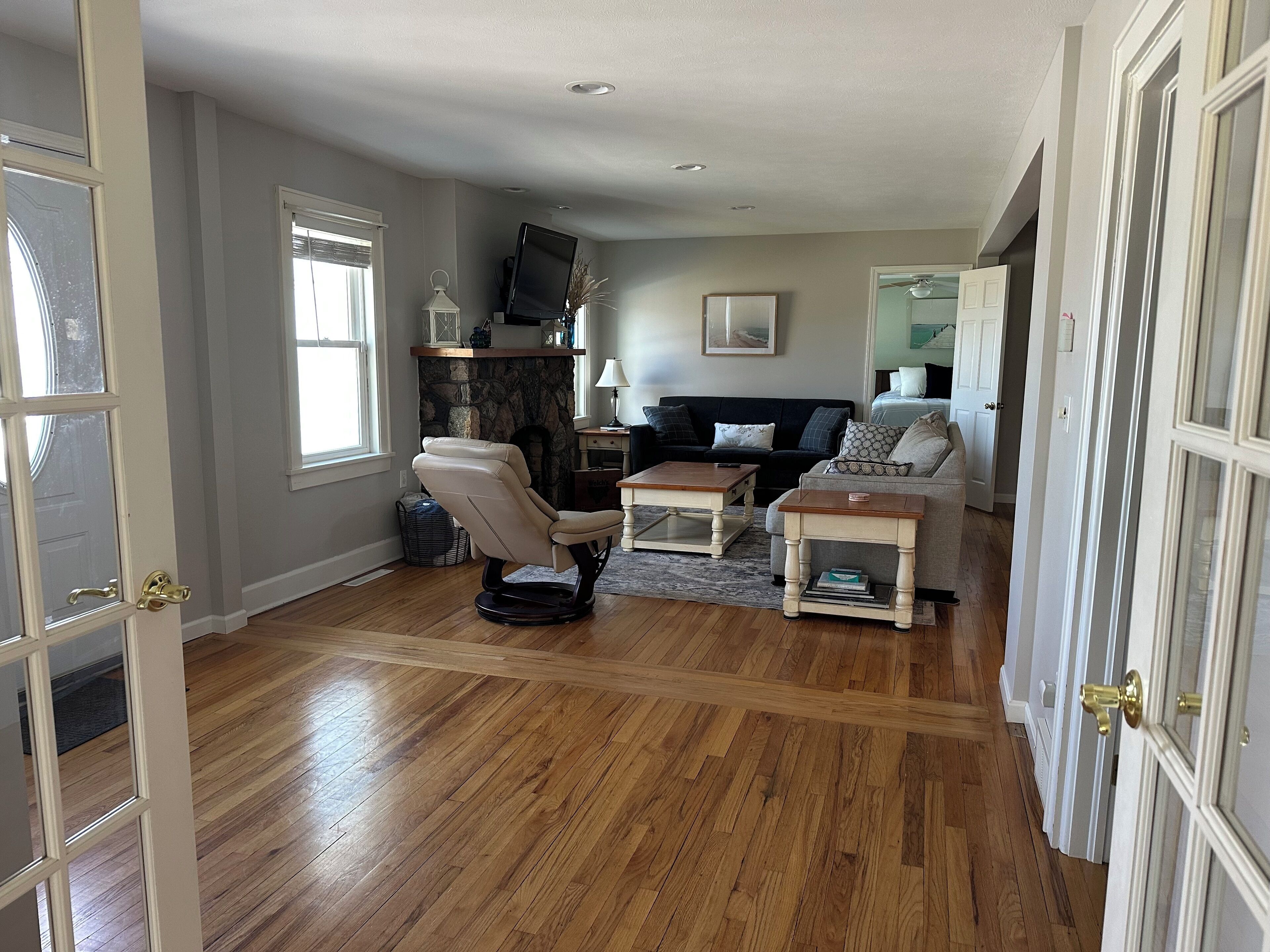 Televisión y chimenea 