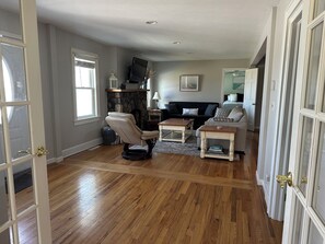 Télévision, cheminée