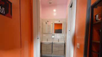 Deluxe Apartment | Bathroom | Hair dryer, towels, soap, shampoo