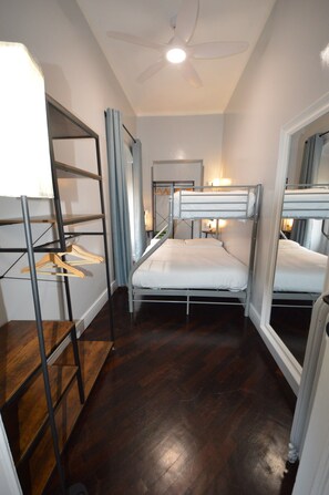 Leilighet – deluxe | Safe på rommet, individuelt dekorert, individuelt innredet og skrivebord