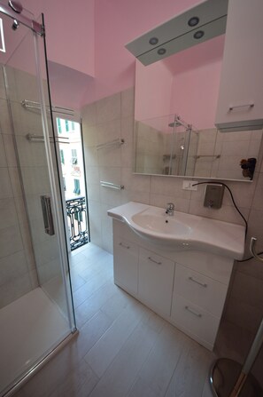 Deluxe Apartment | Bathroom | Hair dryer, towels, soap, shampoo - Mami Affittacamere (Genoa)