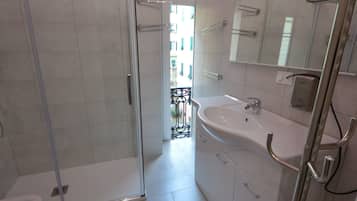 Deluxe Apartment | Bilik Mandi | Pengering rambut, bidet, tuala disediakan, sabun