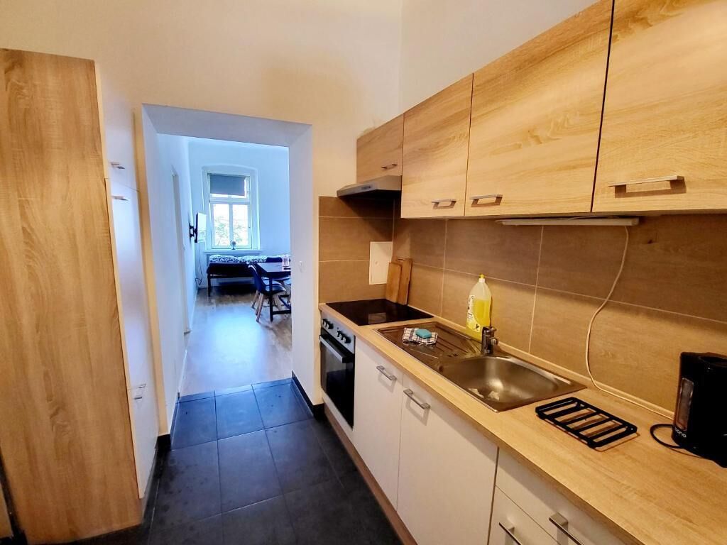 Fridge, oven, stovetop, cookware/dishes/utensils