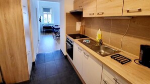 Una cocina con armarios de madera, un lavamanos y una estufa.