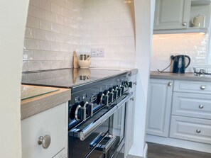 Kjøleskap, mikrobølgeovn, ovn og oppvaskmaskin