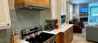 SUR LA MER is a new stunning bayside retreat 2 blocks from the bay beach