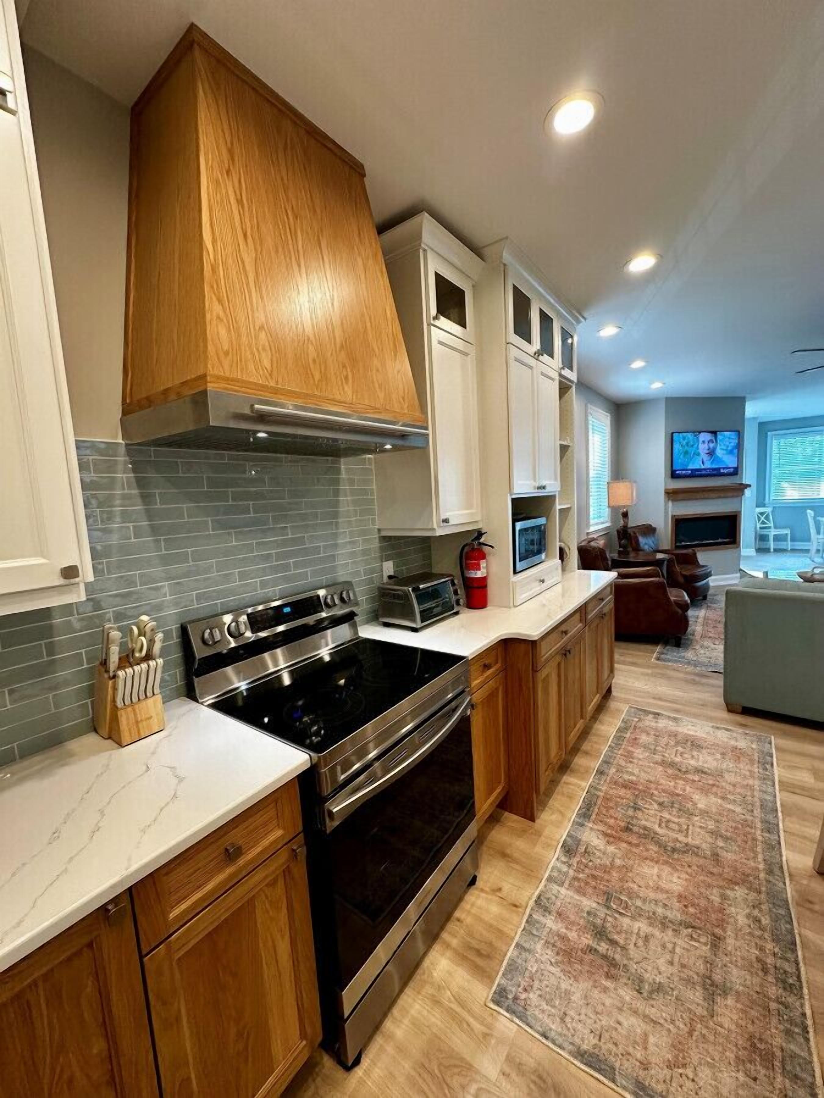 Mikrobølgeovn, ovn, kokeplater og oppvaskmaskin