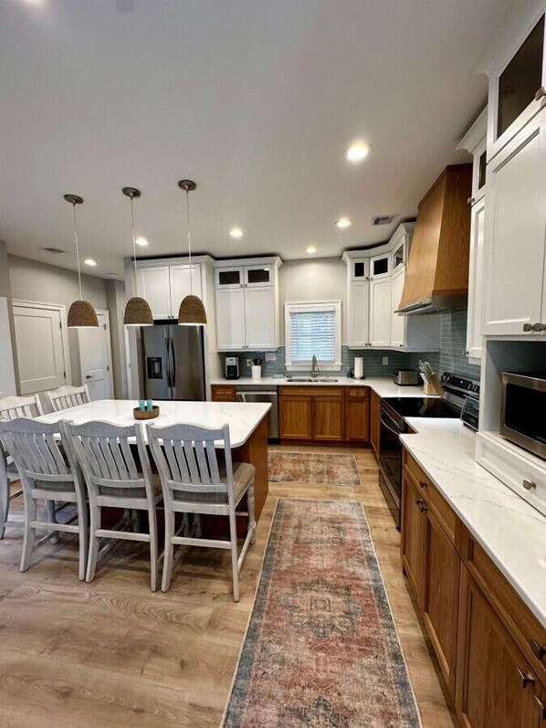 Microwave, oven, stovetop, dishwasher - SUR LA MER is a new stunning bayside retreat 2 blocks from the bay beach (Lower Township)