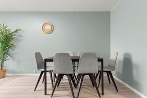 Appartement classique, balcon | Aire de séjour