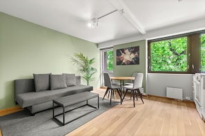 Leilighet – basic, balkong | Oppholdsområde