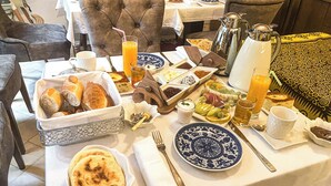 فطور من الأطباق المحلية مجانًا يوميًا