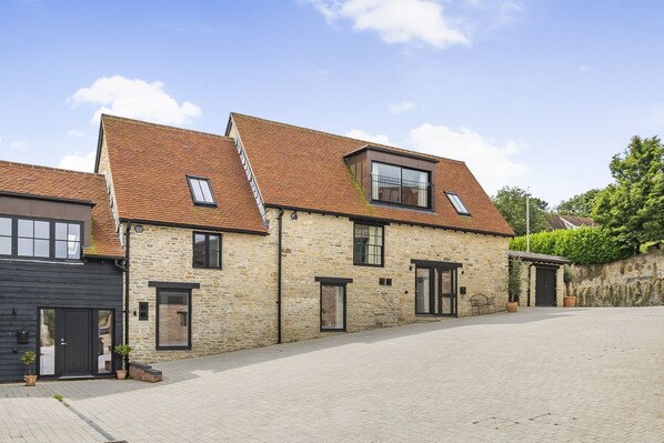 Exterior - St Mary's Barn - sleeps 6 guests  in 3 bedrooms (Stalbridge)
