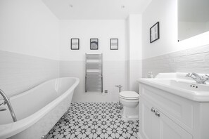 Shower, towels - St Mary's Barn - sleeps 6 guests  in 3 bedrooms (Stalbridge)