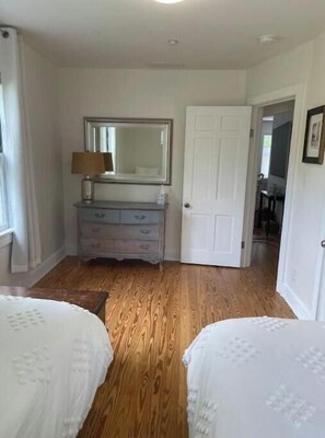 2 habitaciones, tabla de planchar con plancha, wifi y ropa de cama